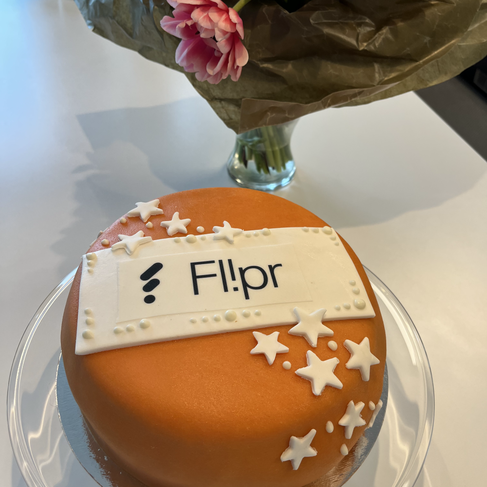 En bild på en tårta för Flipr som fyller 1 år.