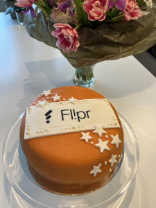 En bild på en tårta för Flipr som fyller 1 år.