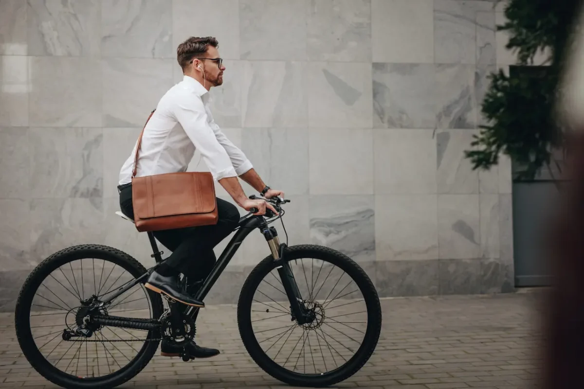 Cyklande man med portfölj