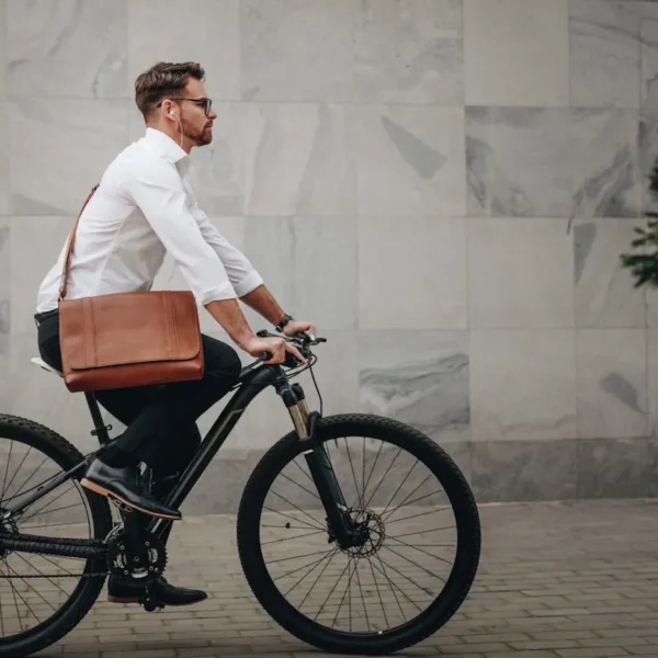 Cyklande man med portfölj