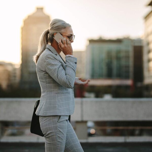 Kvinna pratar i mobiltelefon